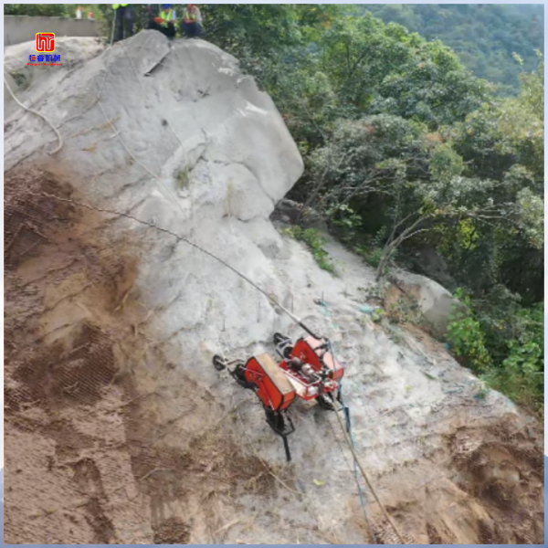 破局魯山高坡施工困局，恒睿爬坡鉆機讓噴播覆蓋無死角