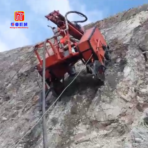 遥控爬山虎钻机｜山地光伏与边坡治理坡面钻孔设备